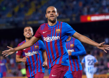 BARCELONA, SPAIN - AUGUST 15: Martin Braithwaite of FC Barcelona celebrates after scoring his team's third goal during the LaLiga Santander match between FC Barcelona and Real Sociedad at Camp Nou on August 15, 2021 in Barcelona, Spain. FC Barcelona will host between 20,000 and 22,000 fans in the stadium as the Regional government has authorised a capacity of 30 percent of the stadium with the requirement to maintain a meter and a half distance between people or groups of people who have tickets. (Photo by Alex Caparros/Getty Images)