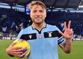 ROME, ITALY - JANUARY 18:  Ciro immobile of SS Lazio shows the number three after scoring his third goal of his team during the Serie A match between SS Lazio and  UC Sampdoria at Stadio Olimpico on January 18, 2020 in Rome, Italy.  (Photo by Marco Rosi/Getty Images)