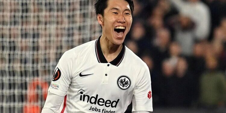 Frankfurt's Japanese midfielder Daichi Kamada celebrates scoring the team's second goal during the UEFA Europa League semi-final first leg football match between West Ham United and Eintracht Frankfurt, at the London Stadium in east London, on April 28, 2022. (Photo by Glyn KIRK / AFP)