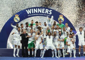 PARIS, FRANCE - MAY 28: Marcelo of Real Madrid lifts the UEFA Champions League trophy after their sides victory during the UEFA Champions League final match between Liverpool FC and Real Madrid at Stade de France on May 28, 2022 in Paris, France. (Photo by Alexander Hassenstein - UEFA/UEFA via Getty Images)
