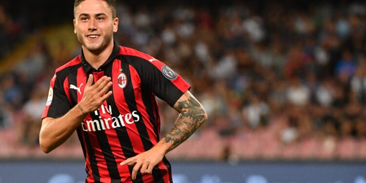 AC Milan's Italian defender Davide Calabria celebrates after scoring during the Italian Serie A football match Napoli vs AC Milan on August 25, 2018 at the San Paolo Stadium in Naples. (Photo by Alberto PIZZOLI / AFP)        (Photo credit should read ALBERTO PIZZOLI/AFP/Getty Images)