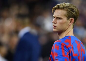 Barcelona's Dutch midfielder Frenkie De Jong warms up before the Spanish league football match between FC Barcelona and Rayo Vallecano de Madrid at the Camp Nou stadium in Barcelona on August 13, 2022. (Photo by Pau BARRENA / AFP) (Photo by PAU BARRENA/AFP via Getty Images)
