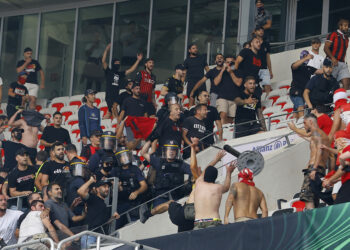 Soccer Football - Europa Conference League - Group D - OGC Nice v Cologne - Allianz Riviera, Nice, France - September 8, 2022 Fans clash with the police before the match REUTERS/Eric Gaillard