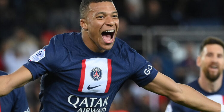 Paris Saint-Germain's French forward Kylian Mbappe (C) celebrates  after scoring a goal during the French L1 football match between Paris Saint-Germain (PSG) and OGC Nice at The Parc des Princes Stadium in Paris on October 1, 2022. (Photo by FRANCK FIFE / AFP)