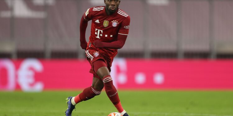 MUNICH, GERMANY - DECEMBER 17: Alphonso Davies of FC Bayern München runs with the ball  during the Bundesliga match between FC Bayern München and VfL Wolfsburg at Allianz Arena on December 17, 2021 in Munich, Germany. (Photo by Alexander Hassenstein/Getty Images)