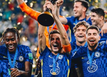 ABU DHABI, UNITED ARAB EMIRATES - FEBRUARY 12: Cesar Azpilicueta of Chelsea lifts the FIFA Club World Cup UAE 2021 trophy and celebrates winning with team mates during the FIFA Club World Cup UAE 2021 Final match between Chelsea v Palmeiras at Mohammed Bin Zayed Stadium on February 12, 2022 in Abu Dhabi, United Arab Emirates. (Photo by Matthew Ashton - AMA/Getty Images)