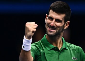 TOPSHOT - Serbia's Novak Djokovic celebrates after winning his first round-robin match against Greece's Stefanos Tsitsipas at the ATP Finals tennis tournament on November 14, 2022 in Turin. (Photo by Marco BERTORELLO / AFP)