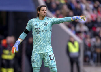 11.02.2023, Fussball 1. Bundesliga 2022/2023, 20.Spieltag, FC Bayern München - VfL Bochum, in der Allianz-Arena München. Torwart Yann Sommer Torhüter, FC Bayern München gibt Anweisungen. ***DFL and DFB regulations prohibit any use of photographs as image sequences and/or quasi-video.*** *** 11 02 2023, Football 1 Bundesliga 2022 2023, Matchday 20, FC Bayern Munich VfL Bochum, at Allianz Arena Munich goalkeeper Yann Sommer goalkeeper, FC Bayern Munich gives instructions DFL and DFB regulations prohibit any use of photographs as image sequences and or quasi video