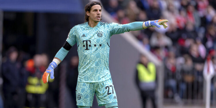 11.02.2023, Fussball 1. Bundesliga 2022/2023, 20.Spieltag, FC Bayern München - VfL Bochum, in der Allianz-Arena München. Torwart Yann Sommer Torhüter, FC Bayern München gibt Anweisungen. ***DFL and DFB regulations prohibit any use of photographs as image sequences and/or quasi-video.*** *** 11 02 2023, Football 1 Bundesliga 2022 2023, Matchday 20, FC Bayern Munich VfL Bochum, at Allianz Arena Munich goalkeeper Yann Sommer goalkeeper, FC Bayern Munich gives instructions DFL and DFB regulations prohibit any use of photographs as image sequences and or quasi video