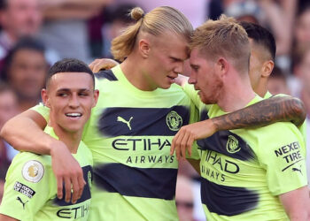 LONDON, ENGLAND - AUGUST 07: Erling Haaland of Manchester City celebrates with teammates Phil Foden and Kevin De Bruyne after scoring his team's second goal during the Premier League match between West Ham United and Manchester City at London Stadium on August 07, 2022 in London, England. (Photo by Harriet Lander/Copa/Getty Images)