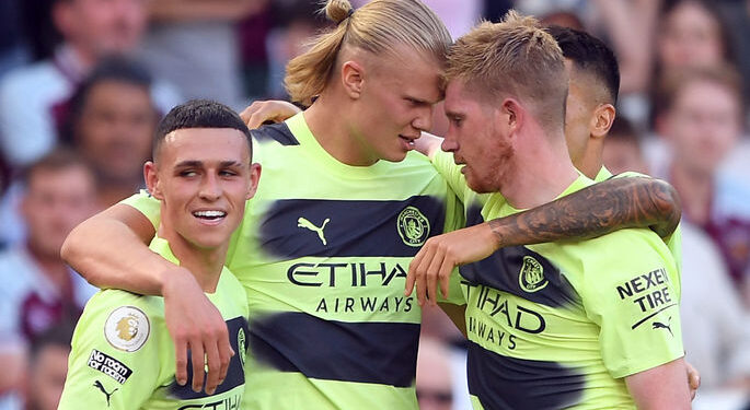 LONDON, ENGLAND - AUGUST 07: Erling Haaland of Manchester City celebrates with teammates Phil Foden and Kevin De Bruyne after scoring his team's second goal during the Premier League match between West Ham United and Manchester City at London Stadium on August 07, 2022 in London, England. (Photo by Harriet Lander/Copa/Getty Images)