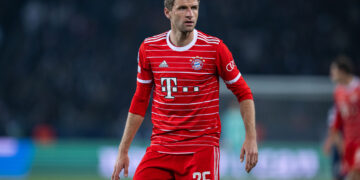 PARIS, FRANCE - FEBRUARY 14: Thomas Mueller of Bayern looks on during the UEFA Champions League round of 16 leg one match between Paris Saint-Germain and FC Bayern München at Parc des Princes on February 14, 2023 in Paris, France. (Photo by Markus Gilliar - GES Sportfoto/Getty Images)