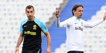 ISTANBUL, TURKEY - JUNE 09: Henrikh Mkhitaryan and Simone Inzaghi, Head Coach of FC Internazionale, looks on during the FC Internazionale Training Session ahead of UEFA Champions League 2022/23 final on June 09, 2023 in Istanbul, Turkey. (Photo by Michael Regan - UEFA/UEFA via Getty Images)