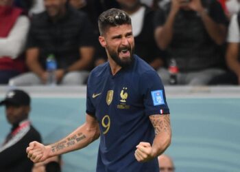 TOPSHOT - France's forward #09 Olivier Giroud celebrates scoring his team's second goal during the Qatar 2022 World Cup quarter-final football match between England and France at the Al-Bayt Stadium in Al Khor, north of Doha, on December 10, 2022. (Photo by FRANCK FIFE / AFP)