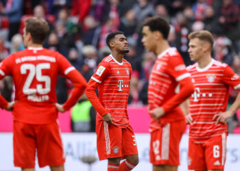 MUNICH, GERMANY - APRIL 15: Thomas Mueller of Bayern Muenchen, Ryan Gravenberch of Bayern Muenchen, Jamal Musiala of Bayern Muenchen and Joshua Kimmich of Bayern Muenchen looks dejected during the Bundesliga match between FC Bayern München and TSG Hoffenheim at Allianz Arena on April 15, 2023 in Munich, Germany. (Photo by Roland Krivec/DeFodi Images via Getty Images)