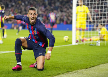 Ferran Torres celebra el primer gol del Barcelona frente al Cádiz. EFE / Enric Fontcuberta.