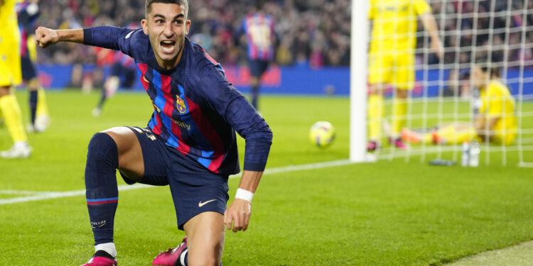 Ferran Torres celebra el primer gol del Barcelona frente al Cádiz. EFE / Enric Fontcuberta.