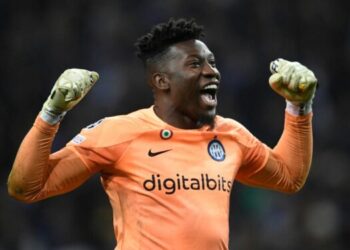 TOPSHOT - Inter Milan's Cameroonian goalkeeper Andre Onana celebrates at the end of the UEFA Champions League last 16 second leg football match between FC Porto and Inter Milan at the Dragao stadium in Porto on March 14, 2023. (Photo by MIGUEL RIOPA / AFP) (Photo by MIGUEL RIOPA/AFP via Getty Images)