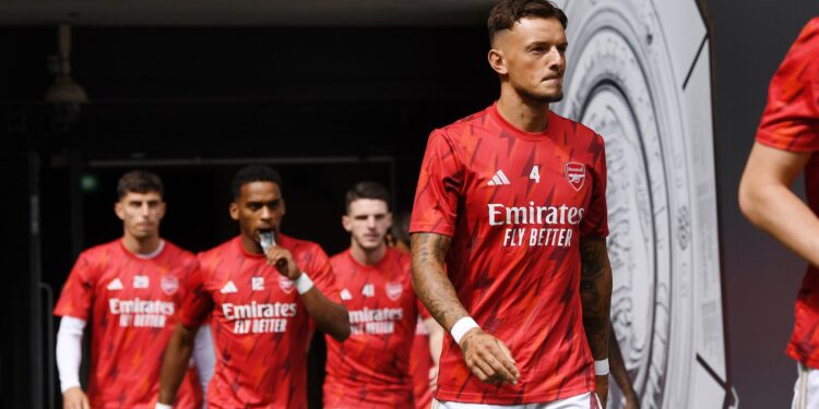 LONDON, ENGLAND - AUGUST 06: Ben White of Arsenal enters the pitch to warm up prior to The FA Community Shield match between Manchester City against Arsenal at Wembley Stadium on August 06, 2023 in London, England. (Photo by Stuart MacFarlane/Arsenal FC via Getty Images)