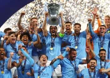 Soccer Football - Champions League Final - Manchester City v Inter Milan - Ataturk Olympic Stadium, Istanbul, Turkey - June 11, 2023 Manchester City's Ilkay Gundogan lifts the trophy as he celebrates with teammates after winning the Champions League REUTERS/Molly Darlington     TPX IMAGES OF THE DAY