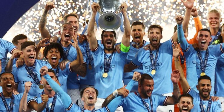 Soccer Football - Champions League Final - Manchester City v Inter Milan - Ataturk Olympic Stadium, Istanbul, Turkey - June 11, 2023 Manchester City's Ilkay Gundogan lifts the trophy as he celebrates with teammates after winning the Champions League REUTERS/Molly Darlington     TPX IMAGES OF THE DAY