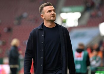 AUGSBURG, GERMANY - SEPTEMBER 23: Enrico Maassen, Head Coach of FC Augsburg, looks on prior to the Bundesliga match between FC Augsburg and 1. FSV Mainz 05 at WWK-Arena on September 23, 2023 in Augsburg, Germany. (Photo by Christian Kaspar-Bartke/Getty Images)