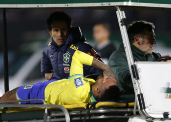 Soccer Football - World Cup - South American Qualifiers - Uruguay v Brazil - Estadio Centenario, Montevideo, Uruguay - October 17, 2023 Brazil's Neymar is brought off the pitch after sustaining an injury REUTERS/Andres Cuenca