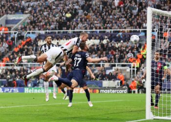 NEWCASTLE UPON TYNE, ENGLAND - OCTOBER 04: Dan Burn of Newcastle United scores the team's second goal during the UEFA Champions League match between Newcastle United FC and Paris Saint-Germain at St. James Park on October 04, 2023 in Newcastle upon Tyne, England. (Photo by Jan Kruger - UEFA/UEFA via Getty Images)