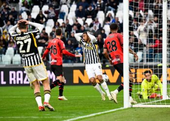 TURIN, ITALY - APRIL 27: Danilo of Juventus gets angry after missing a shot during the Serie A TIM match between Juventus and AC Milan at Allianz Stadium on April 27, 2024 in Turin, Italy. (Photo by Daniele Badolato - Juventus FC/Juventus FC via Getty Images)