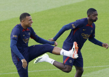 Soccer Football - Paris St Germain Training - Paris-Saint-Germain Training Centre, Poissy, France - August 18, 2023 Paris St Germain's Kylian Mbappe with Ousmane Dembele during training REUTERS/Christian Hartmann