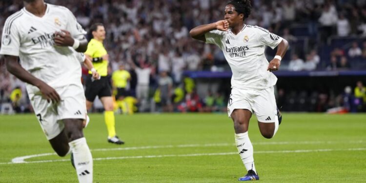 Real Madrid's Endrick celebrates after scoring his side's third goal during the Champions League opening phase soccer match between Real Madrid and VfB Stuttgart at the Santiago Bernabeu stadium, in Madrid, Tuesday, Sept. 17, 2024. Real Madrid won 3-1. (AP Photo/Manu Fernandez)