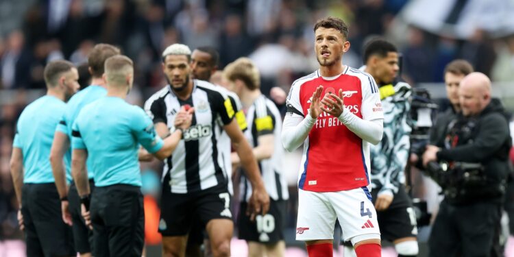 NEWCASTLE UPON TYNE, ENGLAND - NOVEMBER 02: Ben White of Arsenal applauds the fans after the team's defeat in the Premier League match between Newcastle United FC and Arsenal FC at St James' Park on November 02, 2024 in Newcastle upon Tyne, England. (Photo by George Wood/Getty Images)