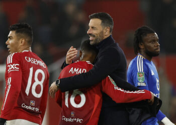 Soccer Football - Carabao Cup - Round of 16 - Manchester United v Leicester City - Old Trafford, Manchester, Britain - October 30, 2024 Manchester United interim manager Ruud van Nistelrooy celebrates with Amad Diallo after the match Action Images via Reuters/Jason Cairnduff