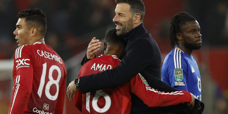 Soccer Football - Carabao Cup - Round of 16 - Manchester United v Leicester City - Old Trafford, Manchester, Britain - October 30, 2024 Manchester United interim manager Ruud van Nistelrooy celebrates with Amad Diallo after the match Action Images via Reuters/Jason Cairnduff