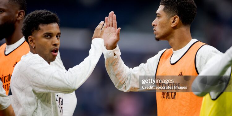 MADRID, SPAIN - NOVEMBER 9: (L-R) Rodrygo of Real Madrid, Jude Bellingham of Real Madrid during the warming up during the LaLiga EA Sports  match between Real Madrid v Osasuna at the Estadio Santiago Bernabeu on November 9, 2024 in Madrid Spain (Photo by Maria Gracia Jimenez/Soccrates/Getty Images)