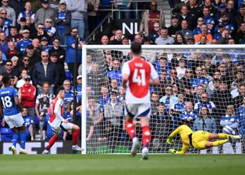 IPSWICH, ENGLAND - APRIL 20: Gabriel Martinelli of Arsenal scores his team's second goal past Alex Palmer of Ipswich Town during the Premier League match between Ipswich Town FC and Arsenal FC at Portman Road on April 20, 2025 in Ipswich, England. (Photo by Justin Setterfield/Getty Images)