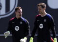 epa12038665 FC Barcelona's Marc-Andre ter Stegen (L) and Wojciech Szczesny (R) in action during the team's training session at Joan Gamper Sports City, in Barcelona, Catalonia, Spain, 18 April 2025. FC Barcelona will face Celta de Vigo in their Spanish LaLiga soccer match at Olimpico de Montjuic Stadium on 19 April.  EPA/ALBERTO ESTEVEZ 
Dostawca: PAP/EPA.