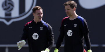 epa12038665 FC Barcelona's Marc-Andre ter Stegen (L) and Wojciech Szczesny (R) in action during the team's training session at Joan Gamper Sports City, in Barcelona, Catalonia, Spain, 18 April 2025. FC Barcelona will face Celta de Vigo in their Spanish LaLiga soccer match at Olimpico de Montjuic Stadium on 19 April.  EPA/ALBERTO ESTEVEZ 
Dostawca: PAP/EPA.