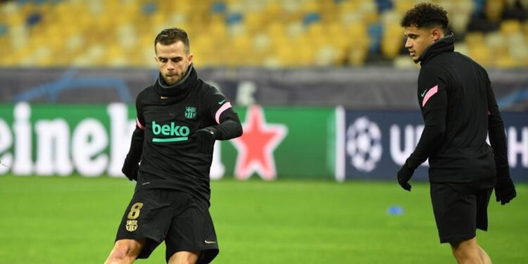 Barcelona's Bosnian midfielder Miralem Pjanic and Barcelona's Brazilian midfielder Philippe Coutinho (R) warm up before the UEFA Champions League group G football match between Dynamo Kiev and Barcelona at the Olympiyskiy stadium in Kiev on November 24, 2020. (Photo by Sergei SUPINSKY / AFP)