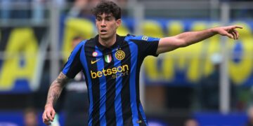 MILAN, ITALY - OCTOBER 25: Alessandro Bastoni of FC Internazionale in action, gestures during the Serie A match between FC Internazionale and ACF Fiorentina at Stadio Giuseppe Meazza on October 25, 2026 in Milan, Italy. (Photo by Mattia Ozbot - Inter/Inter via Getty Images)